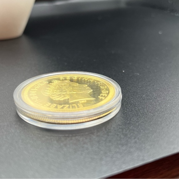 Queen Elizabeth II coin and pin - Picture 7 of 11